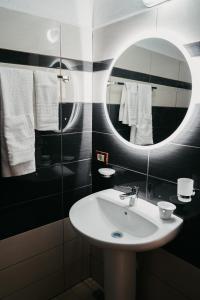 吉诺卡斯特Bujtina ANLU的一间带水槽和镜子的浴室