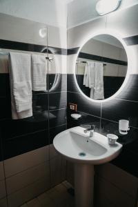 吉诺卡斯特Bujtina ANLU的一间带水槽和镜子的浴室