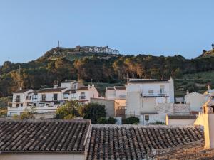 阿尔奇多纳Casa Virgen de Gracia的享有小镇的景色,山丘位于酒店后面