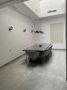 An Nāmī1718的白色客房内的餐桌和椅子
