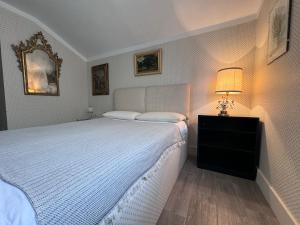 拉马格德莱伊内ComeCasa La Magdeleine 2 Bedrooms Chalet的卧室配有白色大床和灯