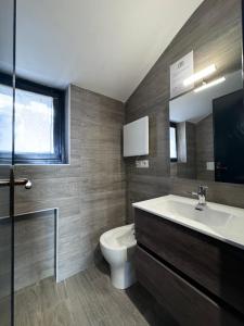 拉马格德莱伊内ComeCasa La Magdeleine 2 Bedrooms Chalet的一间带水槽、卫生间和镜子的浴室