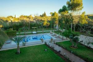 Oulad TayebVilla Meriem, Fès的享有花园的顶部景致,设有游泳池