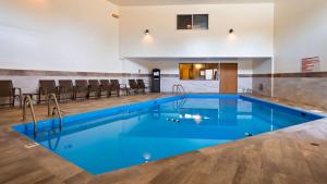 蒙蒂塞洛蒙蒂塞洛贝斯特韦斯特酒店的大楼里一个蓝色的大泳池