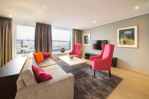 特隆赫姆斯堪迪克尼德伦酒店的带沙发和红色椅子的客厅
