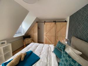 普鲁滕Ferienhaus Boddenblick mit Sauna的卧室配有1张床和滑动谷仓门
