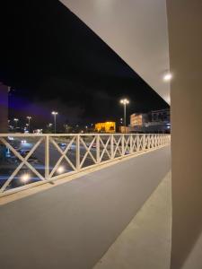 艾卜哈الخيال للوحدات السكنية的享有夜间的桥景,配有灯光