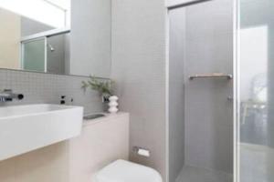 悉尼One Bedroom Unit at Sydney Best Location的带淋浴、卫生间和盥洗盆的浴室