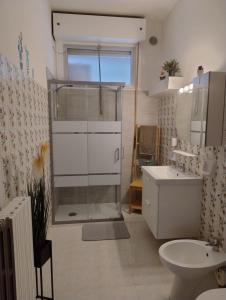 安科纳La Casa di Giulia的带淋浴、卫生间和盥洗盆的浴室