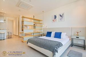 巴兰基亚Distrito 90 - Estudios y Apartamentos para vacaciones y viajes de negocio的一间卧室配有一张带蓝色枕头的大床