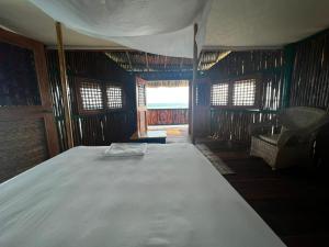 Tintipan IslandHotel Puntanorte的一间卧室,卧室内配有一张大床