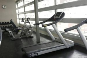 墨西哥城Luxury Apartment in Carso, Polanco的健身房设有数台有氧运动器材和窗户