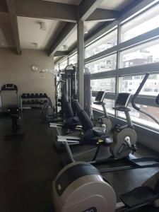墨西哥城Luxury Apartment in Carso, Polanco的一间健身房,里面放着许多有氧运动器材