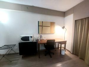 圣保罗Flat Borges Lagoa Vl Mariana Ibirapuera com garagem UH1007的客房设有书桌、电脑和微波炉