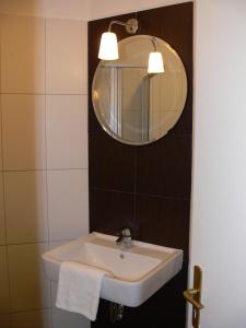 威斯巴登班霍夫大街商务公寓的一间带水槽和镜子的浴室