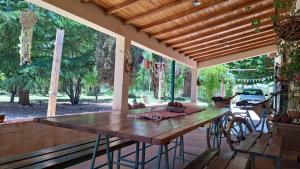 巴雷阿尔Aire de Barreal Hostel Andino的凉亭内的木桌,设有大窗户