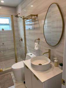 迈阿密Nice and Cozy guest house 4的一间带水槽、卫生间和镜子的浴室