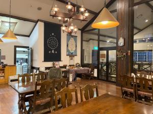 南鱼沼市Koguriyama Sanso - Vacation STAY 14530v的一间带桌子和椅子的用餐室