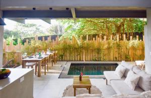 圣塔特蕾莎海滩Alma Tropical - 4 Unit Luxury Villa Experience Santa Teresa的庭院设有游泳池、桌子和椅子。