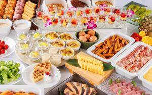 姬路姬路蒙特利酒店的一张桌子上面有很多不同类型的食物