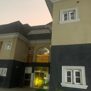 阿布贾Health Plaza Abuja的大型房屋设有2扇窗户和阳台