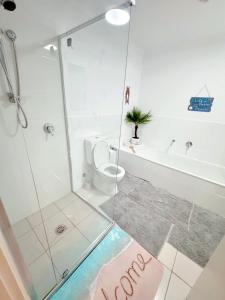 TuggeranongMinimalist room in Bonython Not Entire Unit的带淋浴、卫生间和盥洗盆的浴室