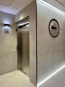 贝尼多姆拉奥罗扎宾馆的墙上有标志的建筑物内的电梯