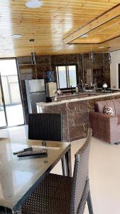 卡拉克شاليه نايا的厨房以及带桌椅的起居室。