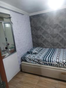 孔塔任Casa simples e aconchegante / Banho quente的一间小卧室,配有一张床和镜子