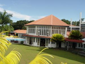 太平洋港Yatu Lau Lagoon Resort Fiji的一座白色的大建筑,设有庭院和游泳池