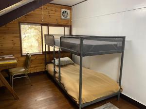 水上町Tanigawa Valley Lodge & Coffee Roastery的小屋内一间卧室配有一张双层床