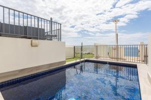 悉尼Apartment with Pool Access, a minute to the Beach的一座大楼顶部的游泳池
