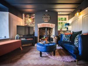 BulmerSnowdrop Cottage的客厅配有蓝色的沙发和电视