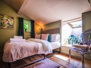 BulmerSnowdrop Cottage的一间卧室设有两张床和窗户。
