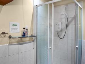 米德尔威奇Hopley House的浴室里设有玻璃门淋浴