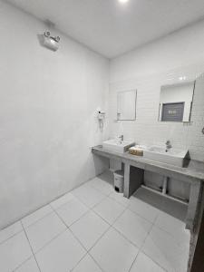 涛岛Tiger House Hostel Koh Tao的浴室设有2个水槽和镜子