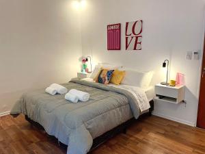 布宜诺斯艾利斯Alfonsina Hostel的一间卧室配有带毛巾的床