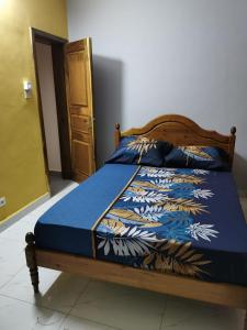 瓦加杜古Villa(Belle)près de Ouaga 2000.的一间卧室配有一张带蓝色棉被的床