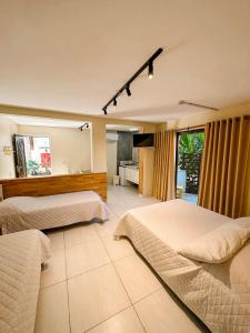 马利西亚斯Villa'l Mare Hotel的酒店客房设有两张床和电视。