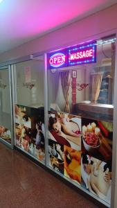 莱卡邦B9 Airport Resident的食品展示店的展示箱