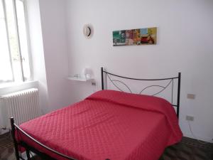 Travedona皮科洛拉戈住宿加早餐旅馆的一间卧室配有一张带红色毯子的床