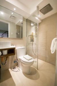 长滩岛长滩岛天堂度假酒店的浴室配有卫生间、淋浴和盥洗盆。