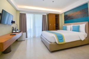 长滩岛长滩岛天堂度假酒店的酒店客房设有一张大床和一台电视。