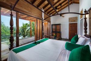 陶尔佩Royal Indigo Villa的一间卧室配有一张绿色的大床