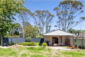 肯图巴Cosy & Modern Mountain Getaway Katoomba的院子中白色的天篷小房子