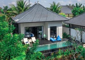 BedahuluCapung Asri Eco Luxury Resort with Private Pool Villas的享有房屋的空中景致,设有椅子和门廊