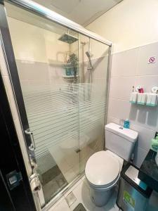 马尼拉Flexi-Living Premium Condo in Kasara的一间带卫生间和玻璃淋浴间的浴室