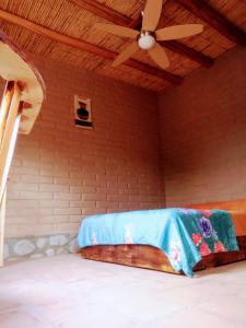 圣卡洛斯Amancay Aspha的天花板客房内的一张床位