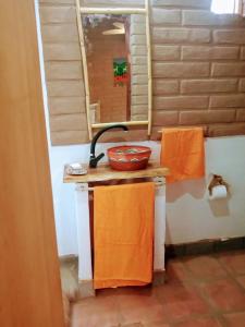 圣卡洛斯Amancay Aspha的一间带水槽和镜子的浴室