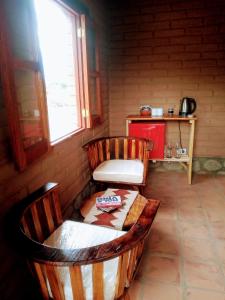 圣卡洛斯Amancay Aspha的一间设有两把椅子、一张桌子和一个窗户的房间